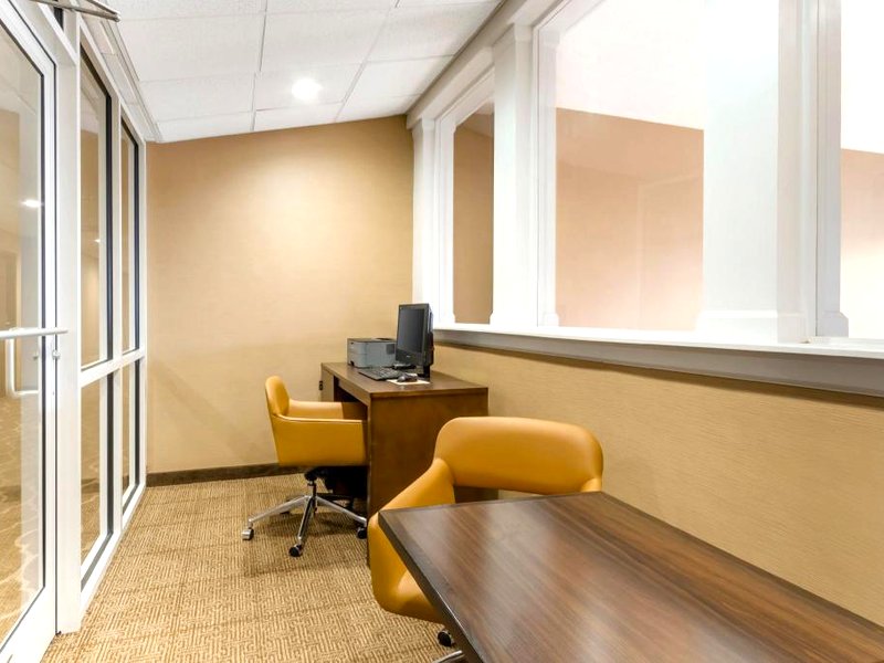 コンフォート スイーツ アット ザ ユニバーシティ (Comfort Suites At the University)の写真