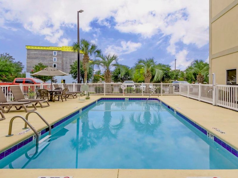 コンフォート スイーツ アット ザ ユニバーシティ (Comfort Suites At the University)の写真