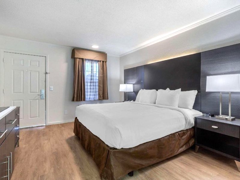 Suburban Studios at the Universityの写真