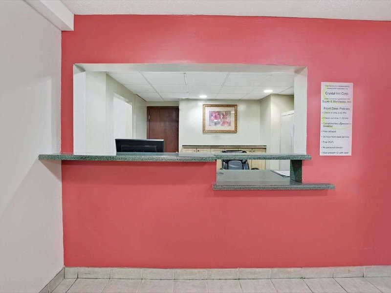 Super 8 By Wyndham Crystal Lakeの写真