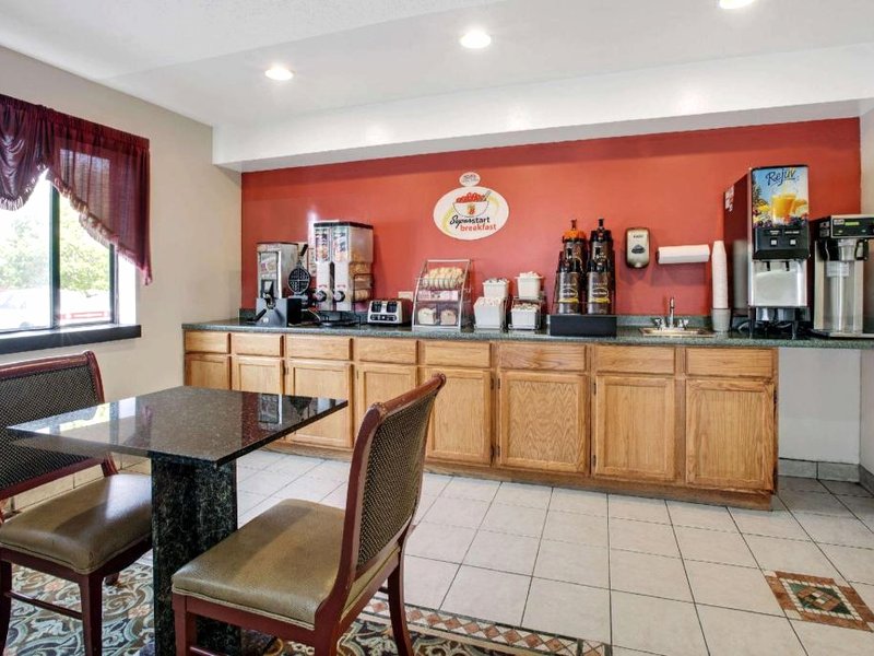 Super 8 By Wyndham Crystal Lakeの写真