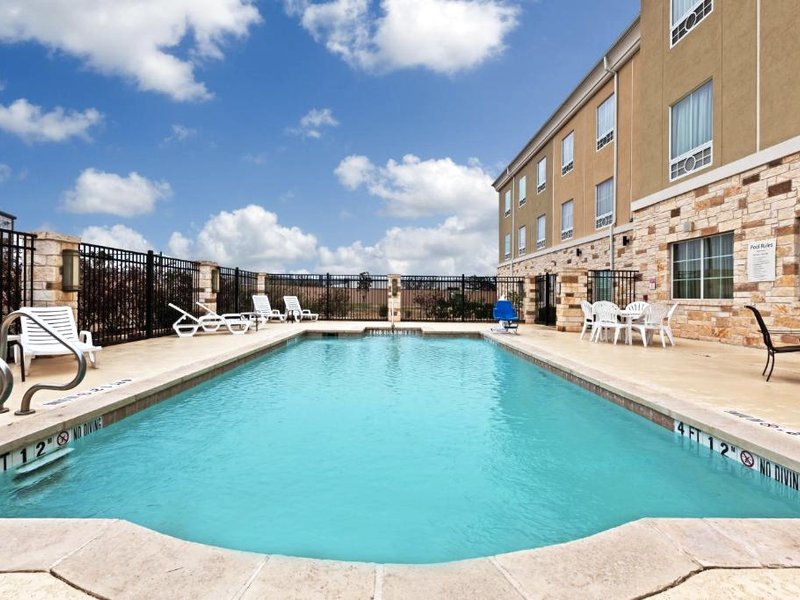 Holiday Inn Express & Suites Brady By IHGの写真