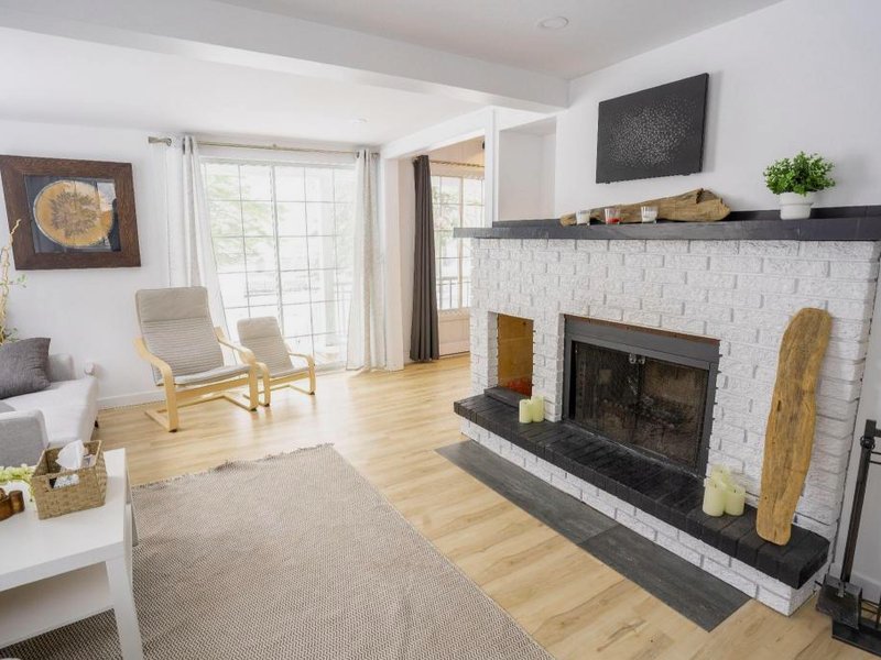 Bright Amazing 6 Bed Chalet Waterfront in Rigaudの写真