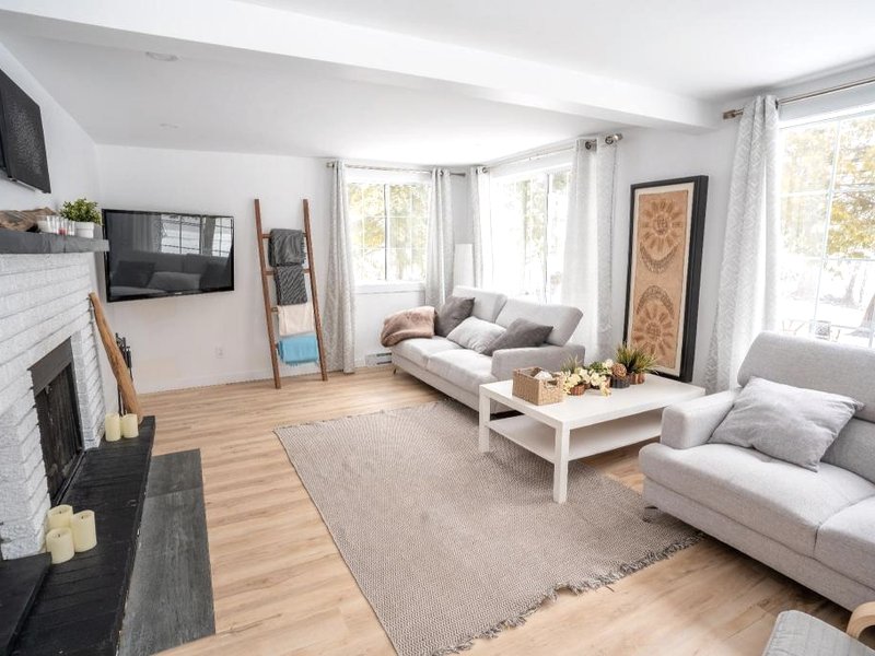 Bright Amazing 6 Bed Chalet Waterfront in Rigaudの写真