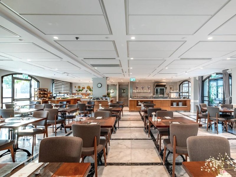 Edmond Rosh Pinaの写真