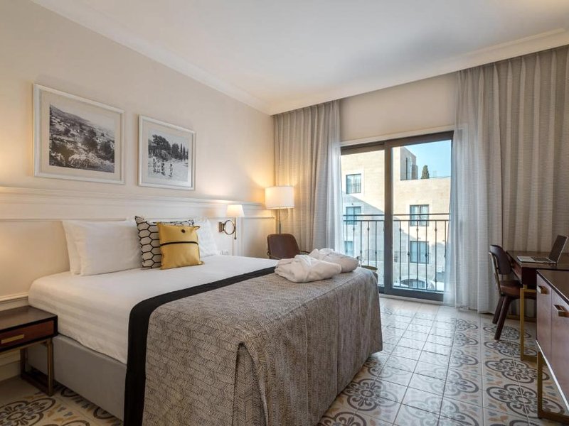 Edmond Rosh Pinaの写真