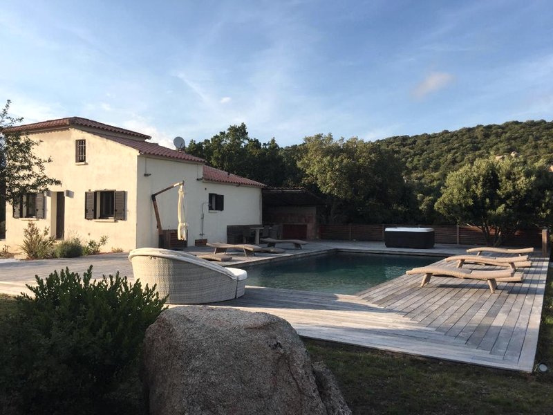 ［フィガリ］ヴィラ（160m²）｜ 2ベッドルーム／1バスルーム (Villa cœur du maquis 2chb piscine privée 5mn plage)の写真