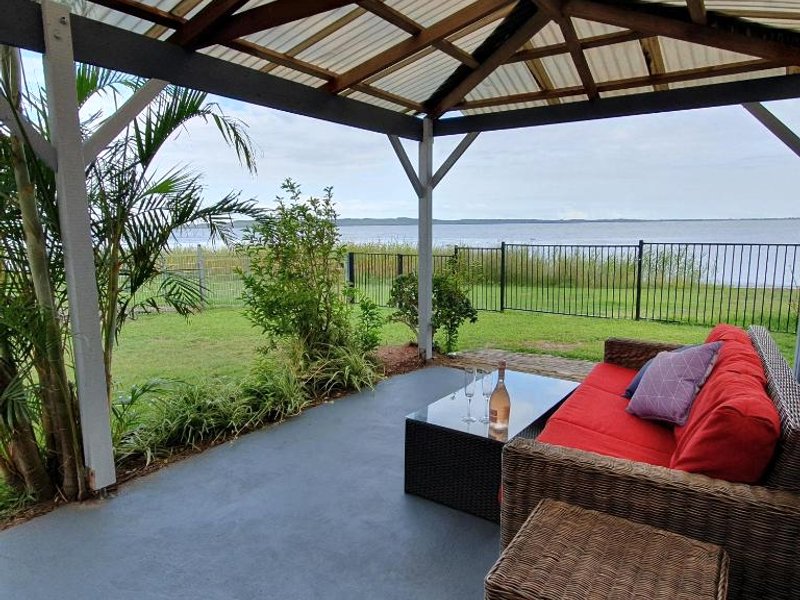 Tuggerah lakefront 4 bed 2 bath home with stunning viewsの写真