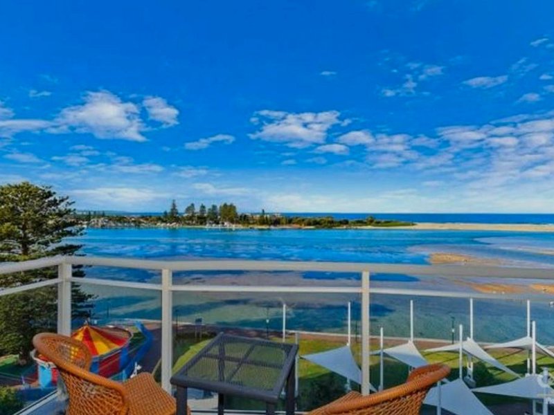 Panoramic oceanview room at the Oaks waterfront resortの写真