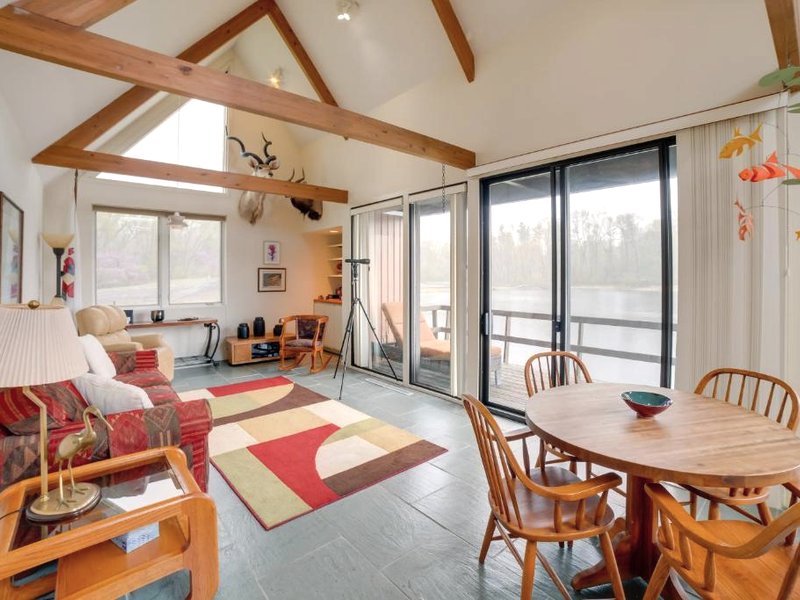 Spacious Plymouth Hideaway on Acreage with Lake!の写真