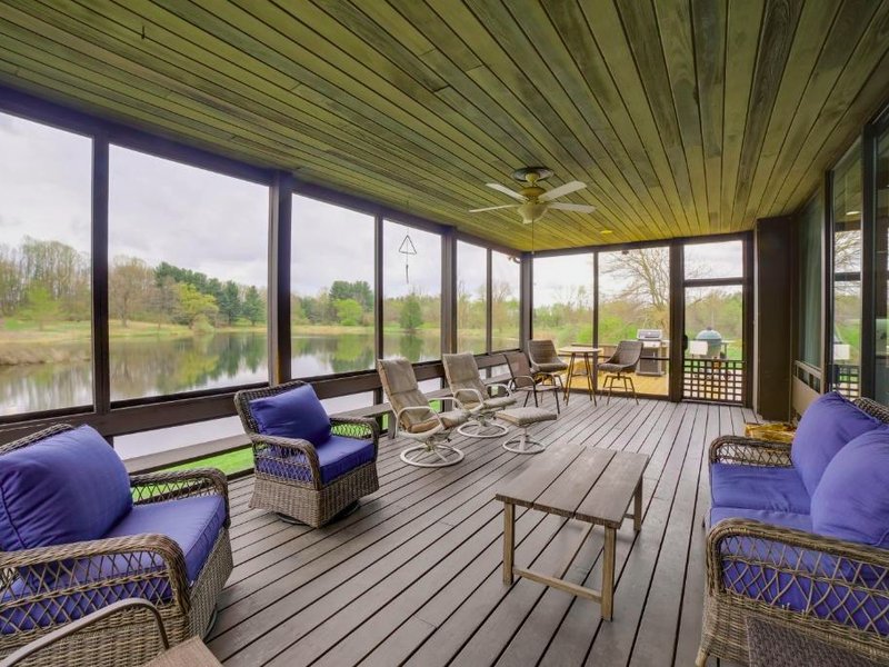 Spacious Plymouth Hideaway on Acreage with Lake!の写真