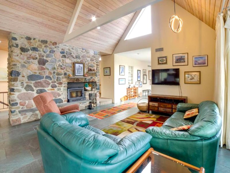 Spacious Plymouth Hideaway on Acreage with Lake!の写真