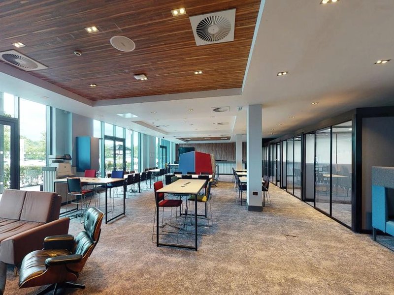 ビレッジ ホテル ファーンボロー (Village Hotel Farnborough)の写真