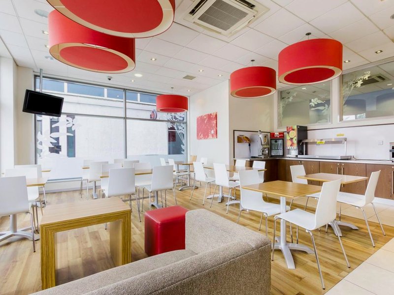 トラベロッジ ファーンボロー セントラル (Travelodge Farnborough Central)の写真