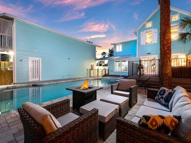 Elegant Pool Retreat with Firepitの写真