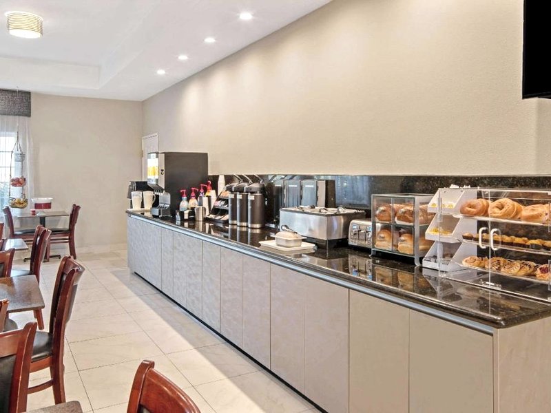 La Quinta Inn & Suites by Wyndham Mercedes Outlet Mallの写真