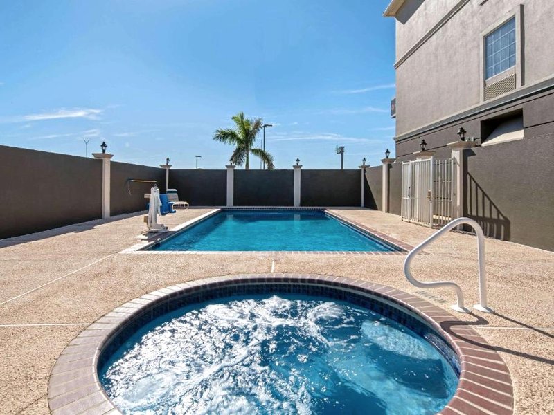 La Quinta Inn & Suites by Wyndham Mercedes Outlet Mallの写真