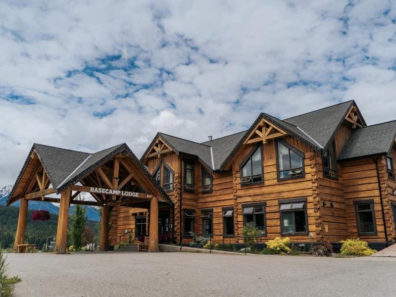 Basecamp Lodge Goldenの写真
