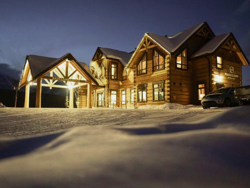 Basecamp Lodge Goldenの写真