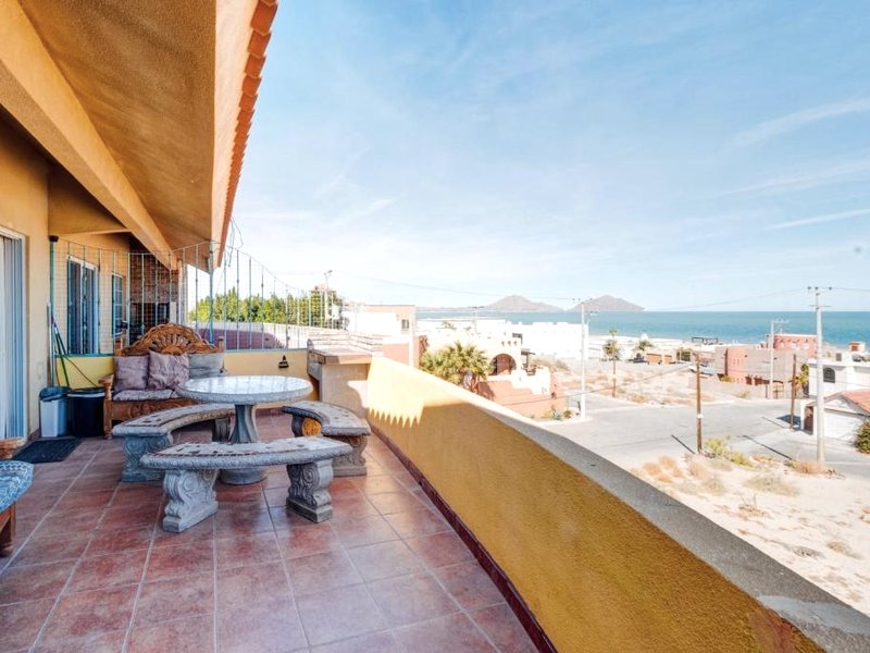Beach Condo 7-- Sleeps 8, Pool, WiFi, AC, Securityの写真