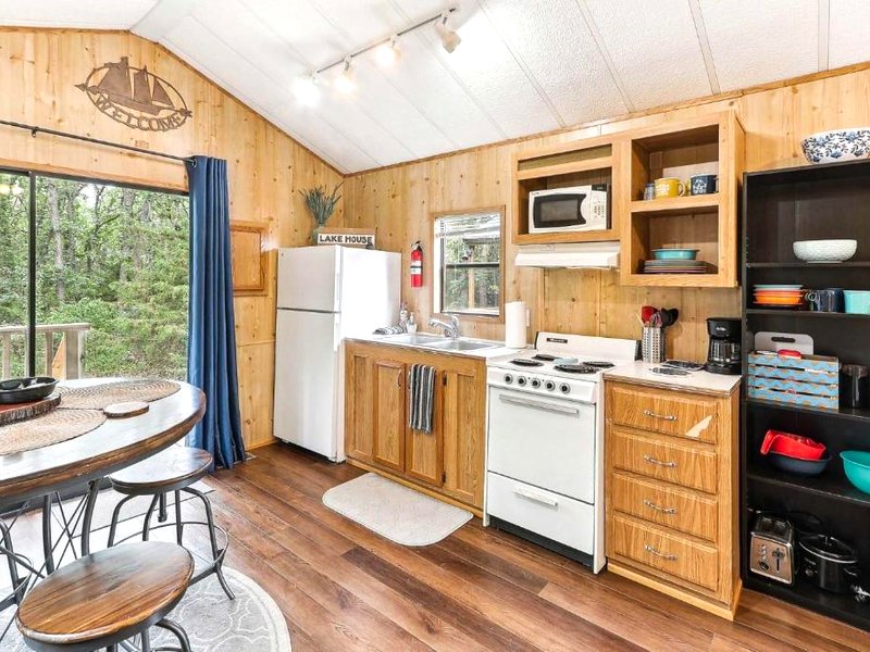 Cabin 10- Cozy Toronto Lake Cabin - Walk to the Water cabinの写真