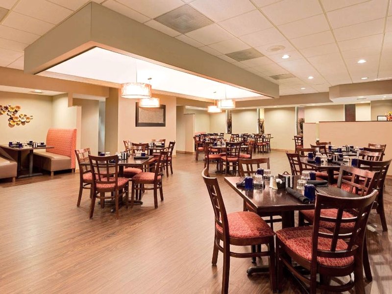 ラマダ バイ ウィンダム マーケット (Ramada by Wyndham Marquette)の写真