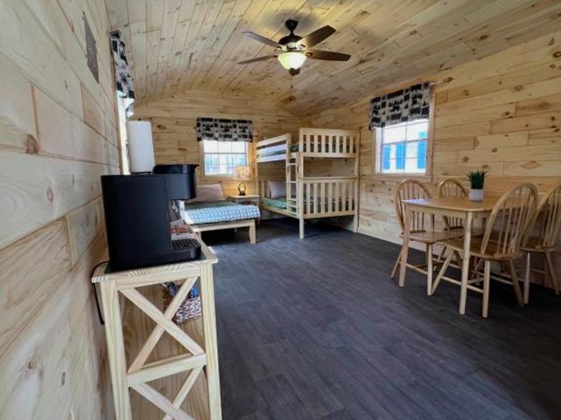 Sister Lakes Glamping Cabin at Wonder Woods #1の写真