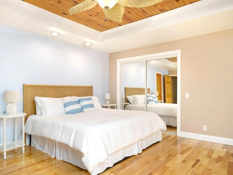 Peaceful Forested 5 Bdrm Near Lake sleeps up to 16の写真