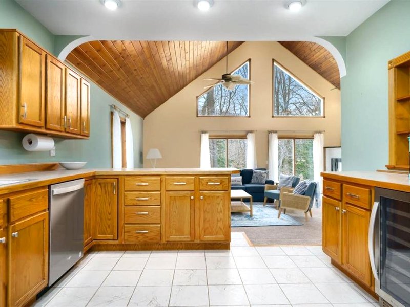 Peaceful Forested 5 Bdrm Near Lake sleeps up to 16の写真