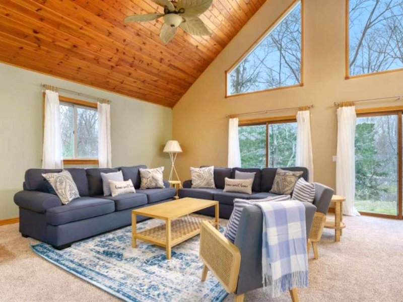 Peaceful Forested 5 Bdrm Near Lake sleeps up to 16の写真