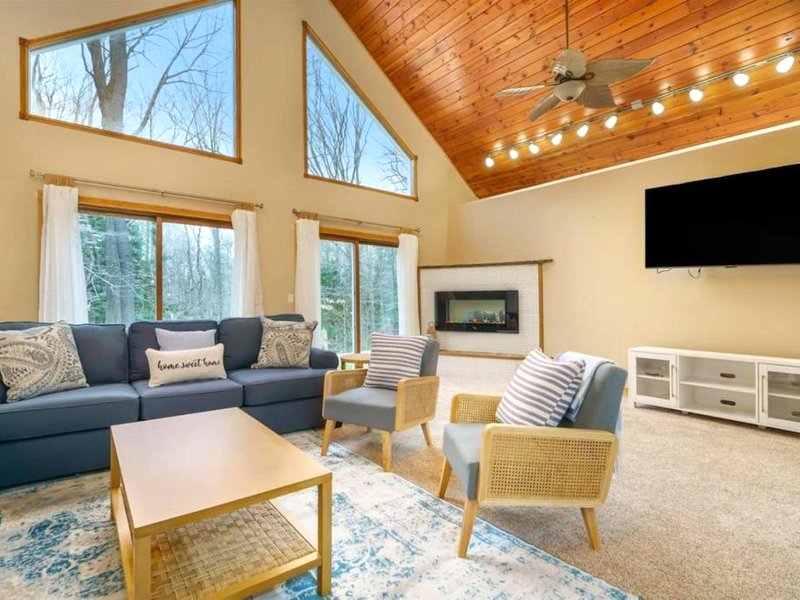 Peaceful Forested 5 Bdrm Near Lake sleeps up to 16の写真