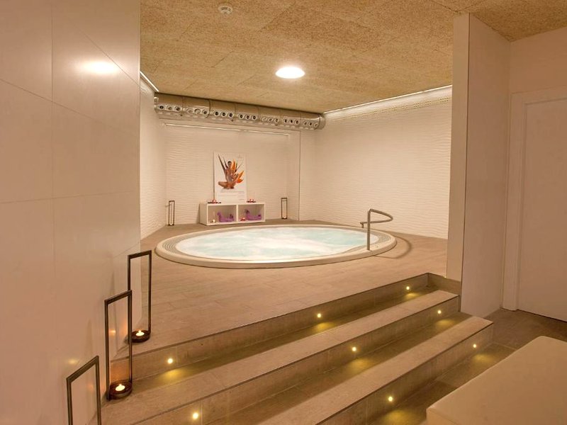 ホテル ポンパエロ プラザ デル アユンタミエント&スパ (Hotel Pompaelo Plaza del Ayuntamiento & Spa)の写真