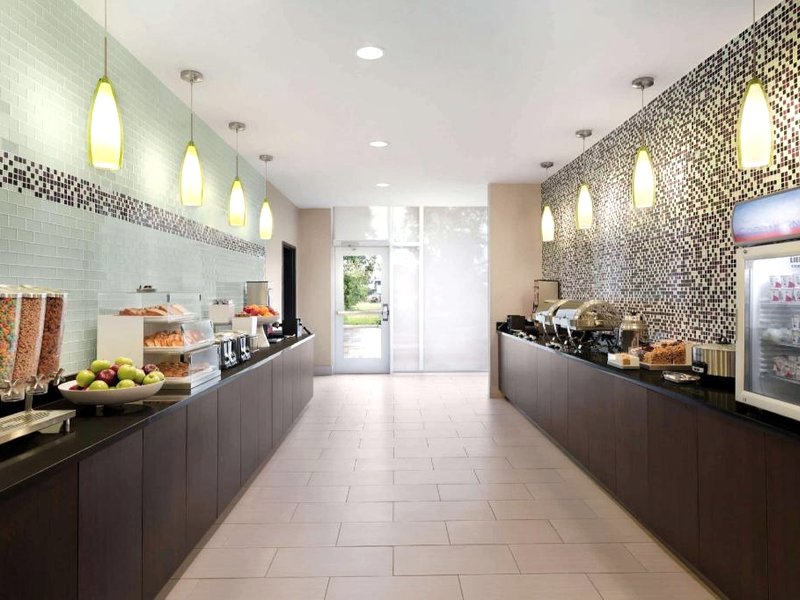 ラ キンタ イン&スイーツ バイ ウィンダム バーリントン (La Quinta Inn & Suites by Wyndham Burlington)の写真