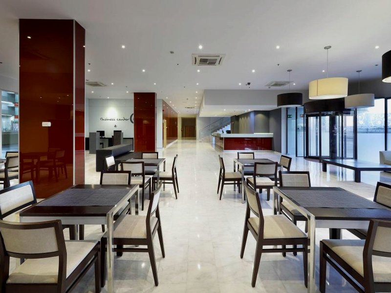 ホテル ユーロスターズ ザラゴーサ (Hotel Eurostars Zaragoza)の写真