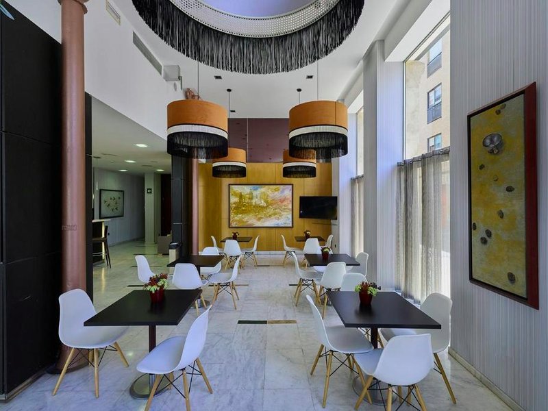 ホテル カタロニア エル ピラール (Hotel Catalonia El Pilar)の写真