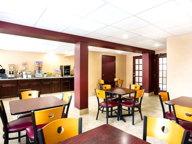 スーパー 8 バイ ウインダム チェスター リッチモンド エリア (Super 8 By Wyndham Chester/Richmond Area)の写真