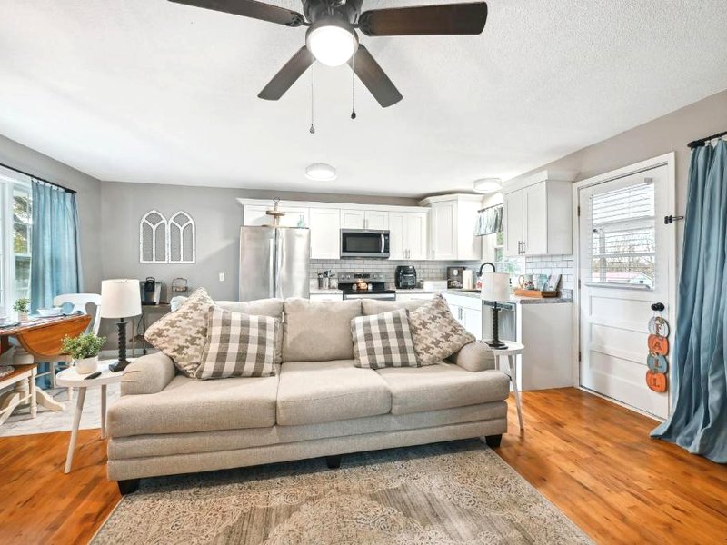 Vine Grove Home with Deck, 4 Mi to Saunders Springs!の写真