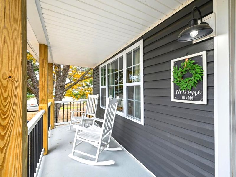 Vine Grove Home with Deck, 4 Mi to Saunders Springs!の写真