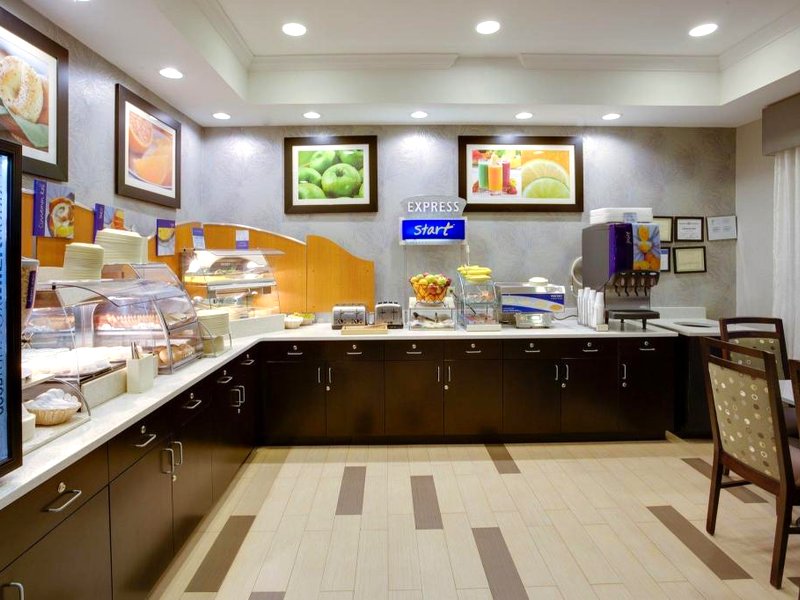 ホリデイ イン エクスプレス ホテル ＆ スイーツ メドウランズ エリア バイ IHG (Holiday Inn Express Hotel & Suites Meadowlands Area By IHG)の写真