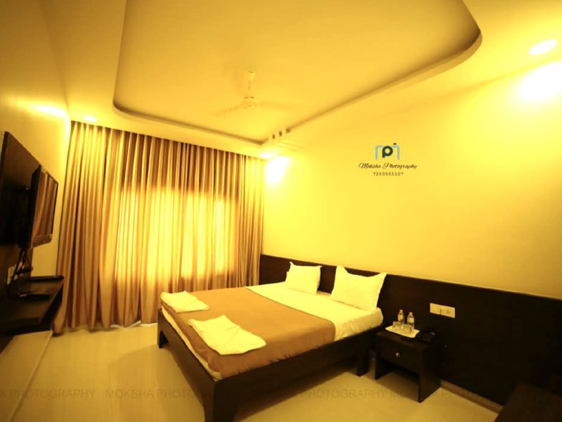Hotel Vaishnavi Grand Siruguppaの写真
