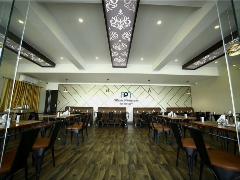 Hotel Vaishnavi Grand Siruguppaの写真