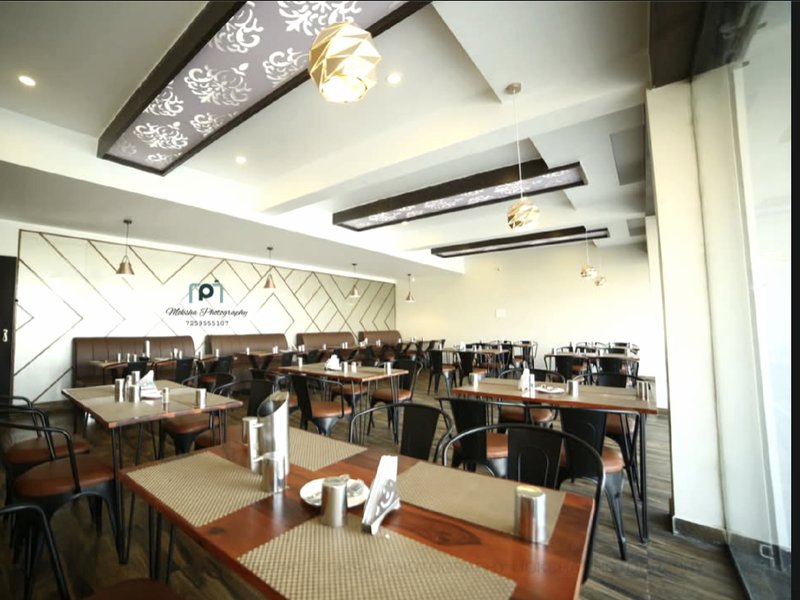 Hotel Vaishnavi Grand Siruguppaの写真