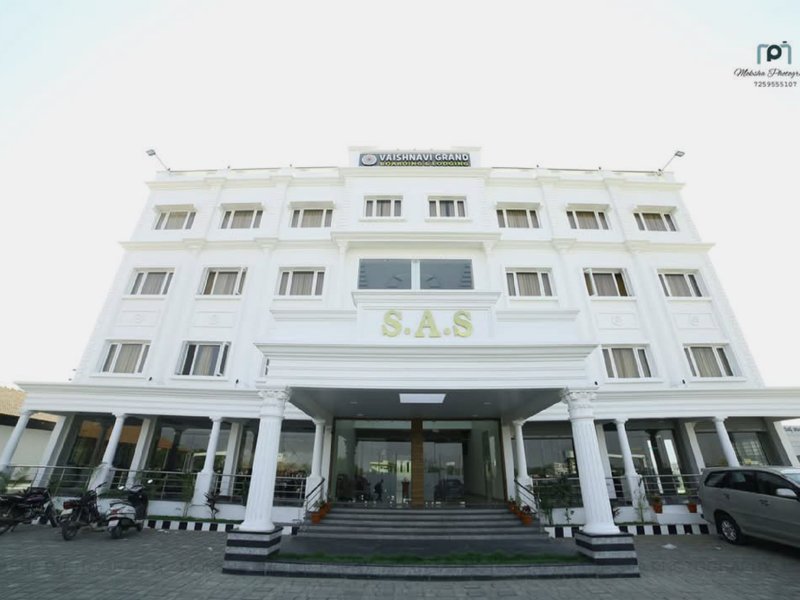 Hotel Vaishnavi Grand Siruguppaの写真