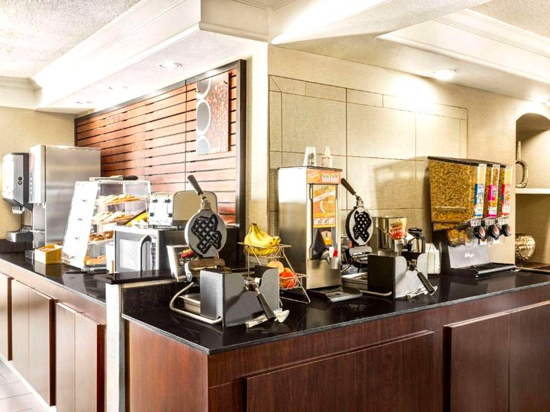 ラ キンタ イン バイ ウィンダム サンアントニオ インターステート 35 ノース アット トゥーパーウェイン (La Quinta Inn by Wyndham San Antonio I-35 N at Toepperwein)の写真