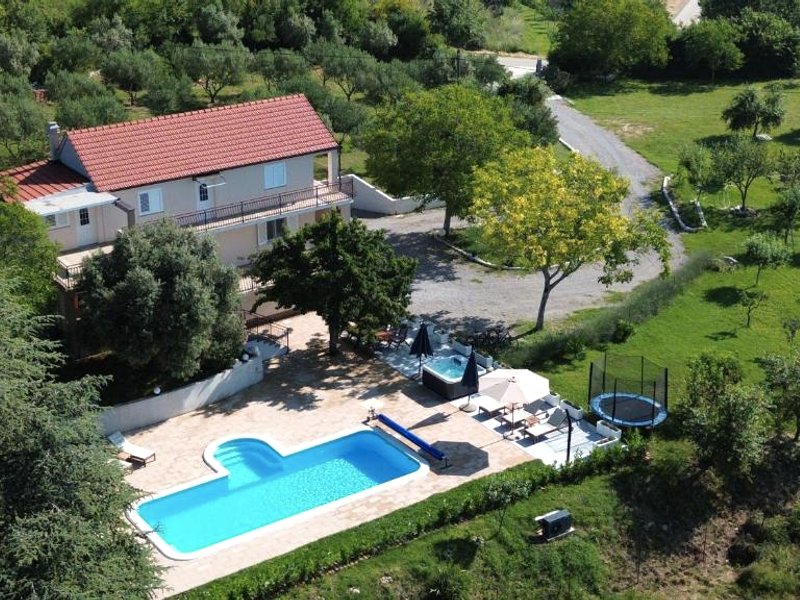 Casa di Oliva-house with heated pool & jacuzzi in Trilj, Croatiaの写真