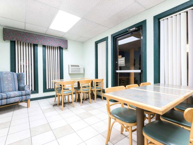 スーパー 8 バイ ウインダム レートン (Super 8 By Wyndham Raton)の写真