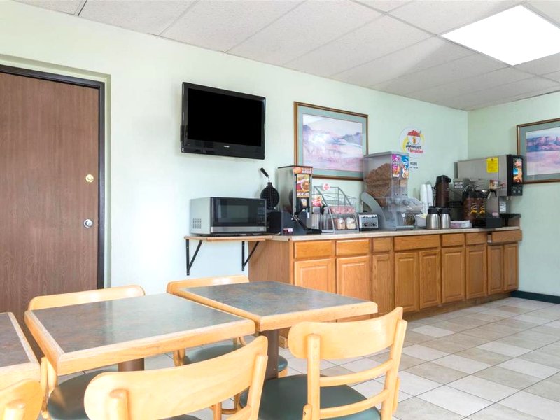 スーパー 8 バイ ウインダム レートン (Super 8 By Wyndham Raton)の写真