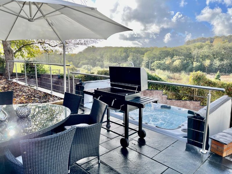 Tollgate House - Luxury Cozy Cottage - HUGE Hot Tub - Alton Towersの写真