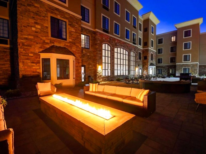 Staybridge Suites Holland By IHGの写真