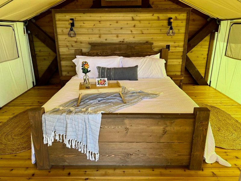 Reconnect with Nature at this Equipped Tented Cabin in Tekamah, Nebraskaの写真